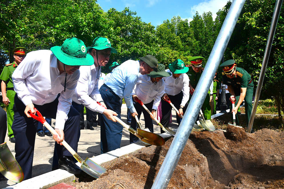 Tổng B&iacute; thư T&ocirc; L&acirc;m (thứ 3 từ tr&aacute;i sang) trồng c&acirc;y lưu niệm tại Khu du lịch Mũi C&agrave; Mau.&nbsp;