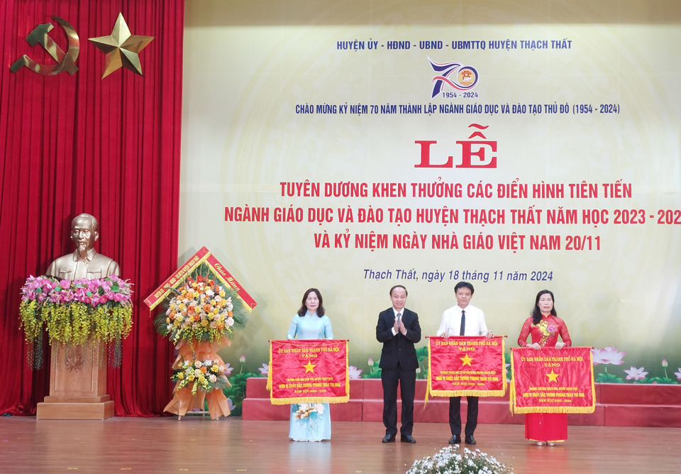 Ph&oacute; Gi&aacute;m đốc Sở GD&amp;ĐT Nguyễn Quang Tuấn trao cho 3 tập thể&nbsp;được UBND Th&agrave;nh phố tặng Cờ &ldquo;Đơn vị xuất sắc trong phong tr&agrave;o thi đua&rdquo;. Ảnh: C&ocirc;ng Phương.