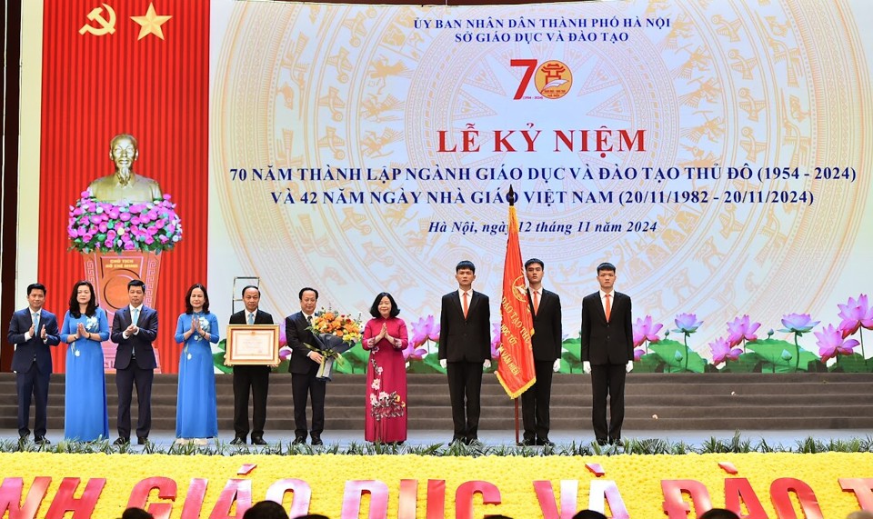 Ng&agrave;nh GD&amp;ĐT Thủ đ&ocirc; vinh dự nhận Hu&acirc;n chương Lao động Hạng Nhất nh&acirc;n kỷ niệm 70 năm th&agrave;nh lập ng&agrave;nh (1954 -2024).