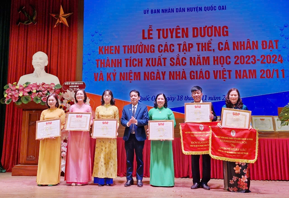 Trong 42 năm qua, c&aacute;c thế hệ thầy, c&ocirc; gi&aacute;o tr&ecirc;n địa b&agrave;n huyện Quốc Oai đ&atilde; d&agrave;nh nhiều t&acirc;m sức cống hiến cho sự nghiệp &ldquo;trồng người&rdquo; v&agrave; đạt được nhiều kết quả nổi bật.