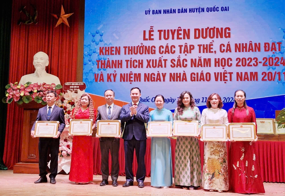 Nhiều c&aacute; nh&acirc;n, tập thể ng&agrave;nh Gi&aacute;o dục v&agrave; Đ&agrave;o tạo Quốc Oai được Ch&iacute;nh phủ, TP, huyện khen thưởng.