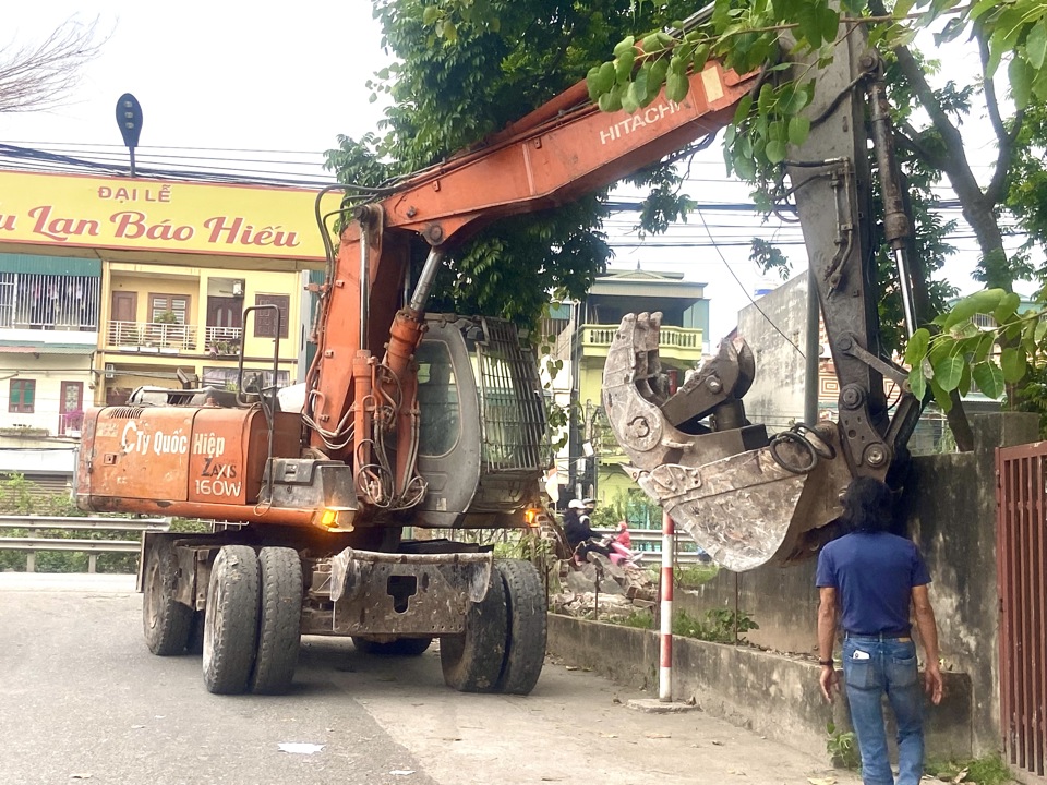 Lực lượng chức năng ph&aacute; dỡ tường r&agrave;o.