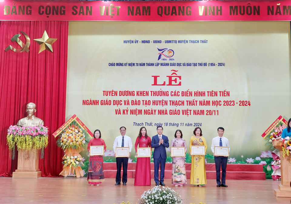 B&iacute; thư Huyện ủy Thạch Thất L&ecirc; Minh Đức trao cho 6&nbsp;tập thể&nbsp; được UBND Th&agrave;nh phố tặng Bằng khen. Ảnh: C&ocirc;ng Phương.