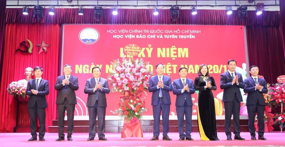 GS.TS Nguyễn Xu&acirc;n Thắng tặng hoa ch&uacute;c mừng&nbsp;Học viện B&aacute;o ch&iacute; v&agrave; Tuy&ecirc;n truyền