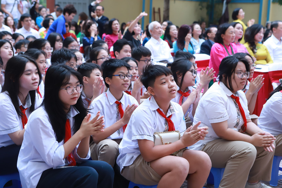 C&aacute;c em học sinh cổ vũ cho thầy c&ocirc; gi&aacute;o bằng những tr&agrave;ng ph&aacute;o tay.