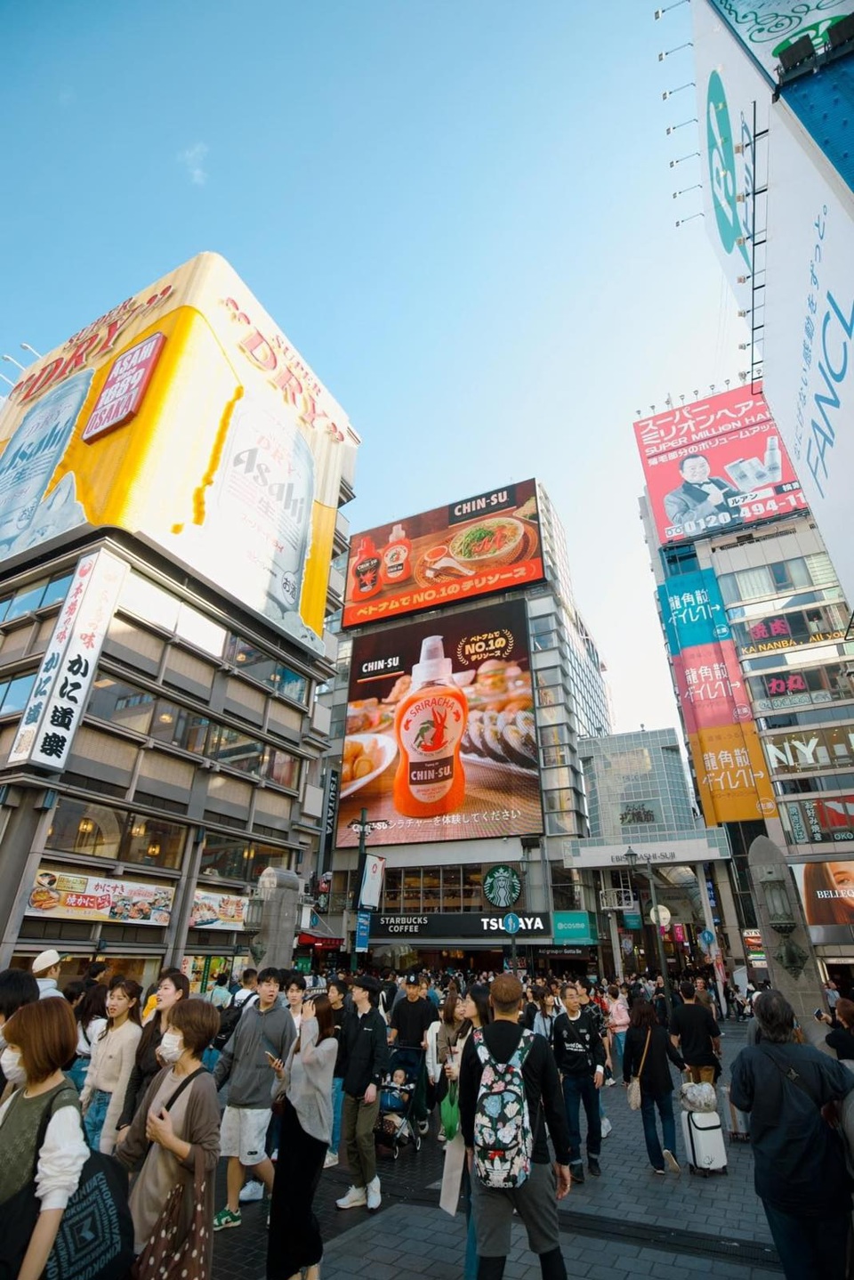 Tương ớt Chin-su xuất hiện tại khu phố ẩm thực s&ocirc;i động Dotonbori, Osaka (Ảnh: Masan).