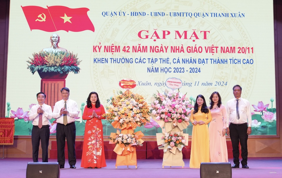 L&atilde;nh đạo quận Thanh Xu&acirc;n v&agrave; Sở GD&amp;ĐT H&agrave; Nội ch&uacute;c mừng ng&agrave;nh GD&amp;ĐT quận Thanh Xu&acirc;n&nbsp;