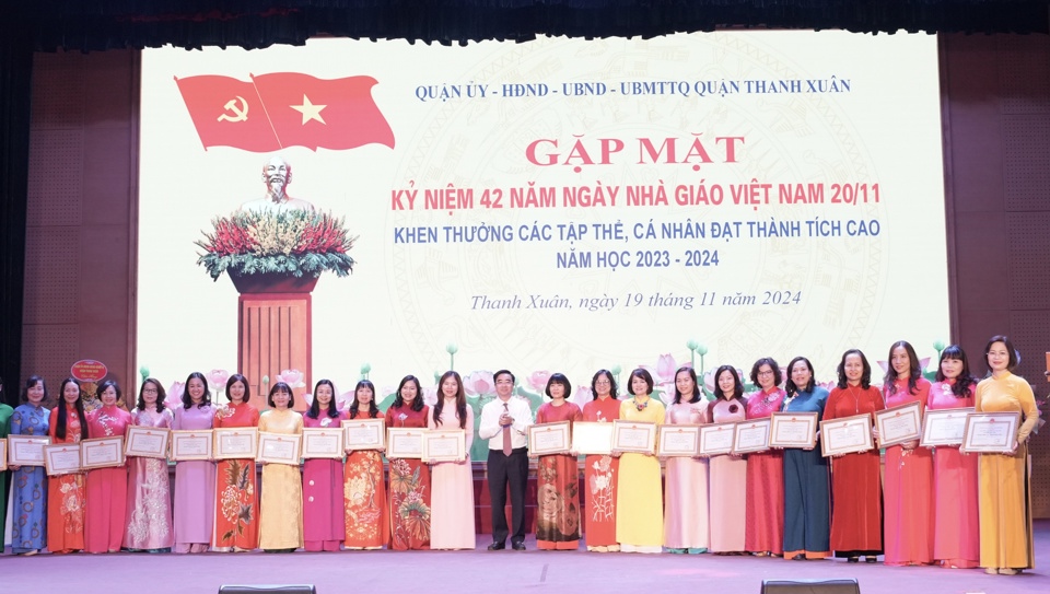 Quận Thanh Xuân: tôn vinh các tập thể, giáo viên, học sinh xuất sắc - Ảnh 1