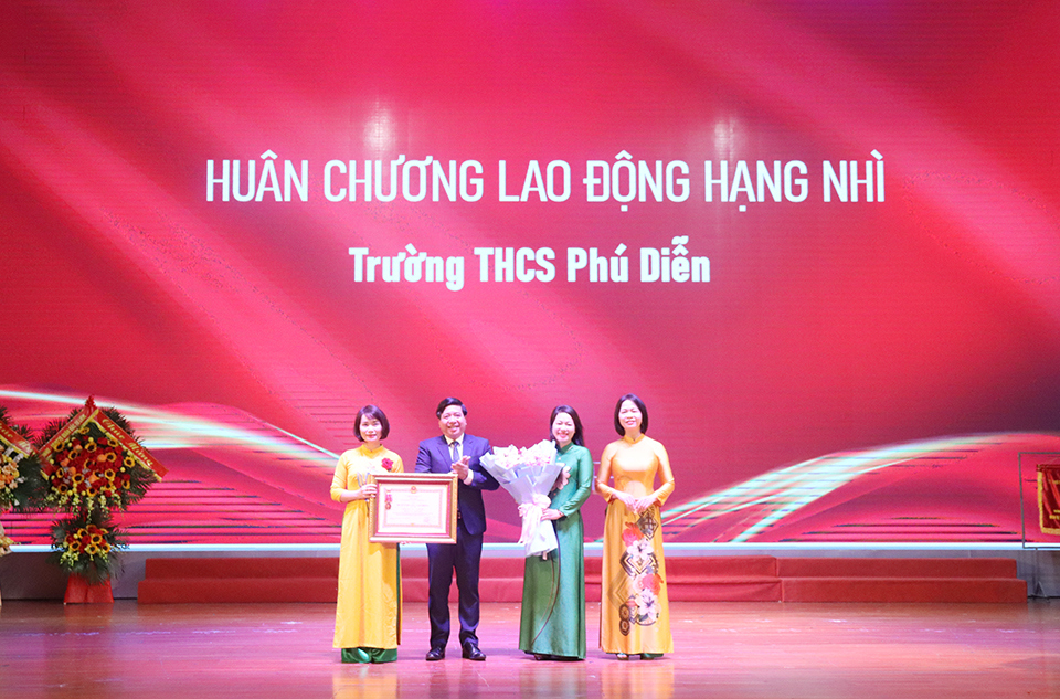 Trường THCS Ph&uacute; Diễn vinh dự đ&oacute;n nhận Hu&acirc;n chương Lao động hạng Nh&igrave;.