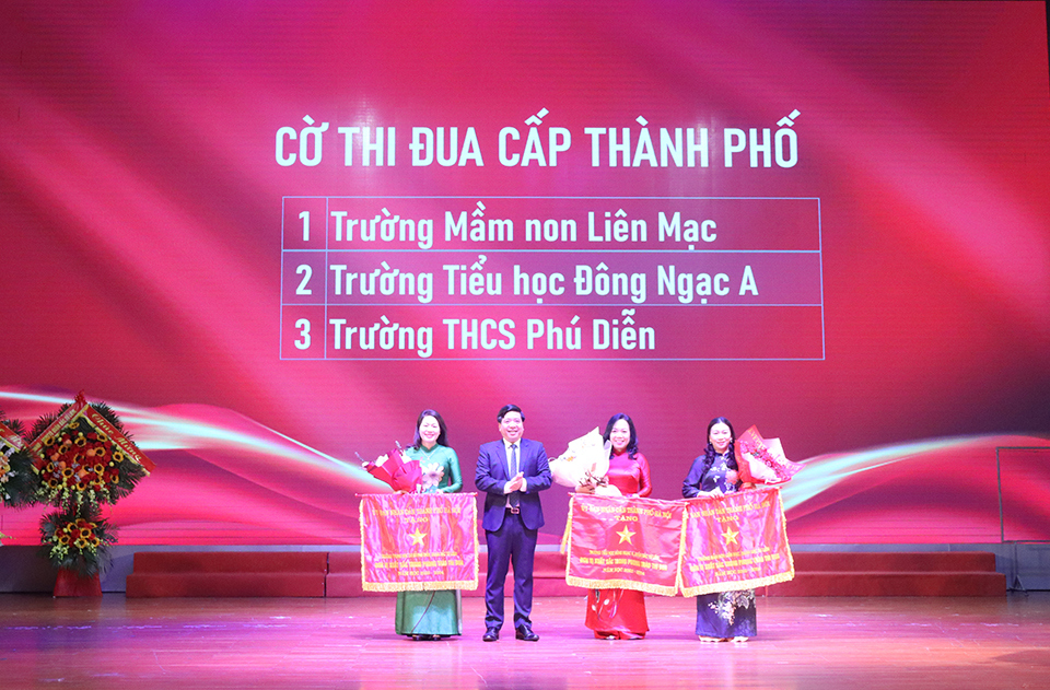 Chủ tịch UBND quận Bắc Từ Li&ecirc;m Nguyễn Hữu Tuy&ecirc;n trao cờ thi đua xuất sắc của TP cho 3 tập thể.