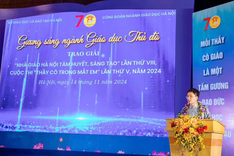 Nh&agrave; gi&aacute;o Nguyễn Khắc L&yacute; đại diện 196 nh&agrave; gi&aacute;o H&agrave; Nội t&acirc;m huyết s&aacute;ng tạo năm 2024 ph&aacute;t biểu tại lễ tổng kết.