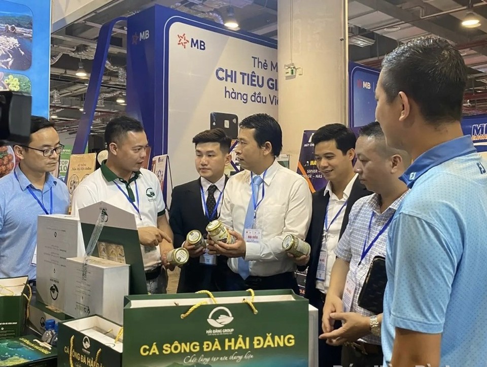 Sản phẩm ruốc c&aacute; trắm s&ocirc;ng Đ&agrave; do C&ocirc;ng ty Hải Đăng Group sản xuất được giới thiệu, quảng b&aacute; tại nhiều thị trường trong nước.