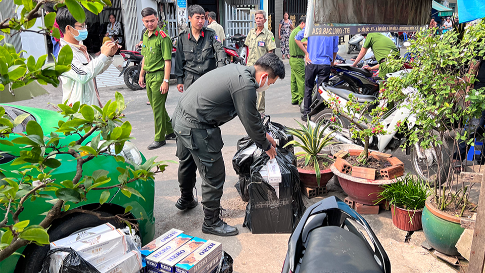 Mặc d&ugrave; lực lượng chức năng tổ chức nhiều đợt ra qu&acirc;n xử l&yacute; xong t&igrave;nh trạng bu&ocirc;n b&aacute;n, vận chuyển thuốc l&aacute; lậu vẫn diễn biến phức tạp. Ảnh: BTC