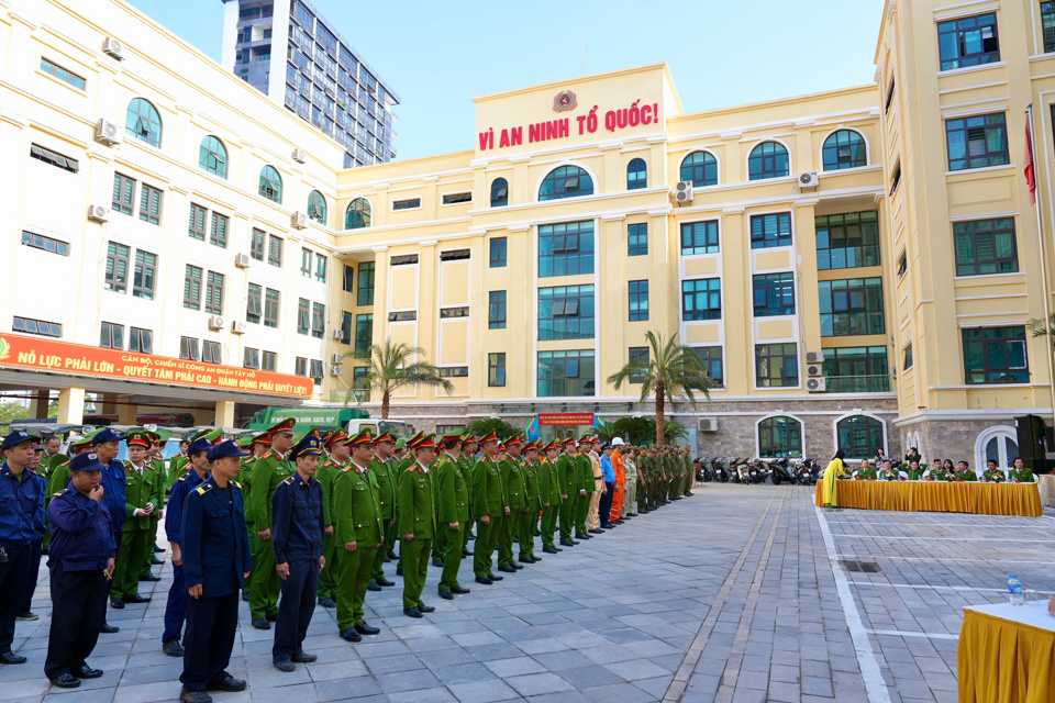 Quang cảnh lễ ra qu&acirc;n.