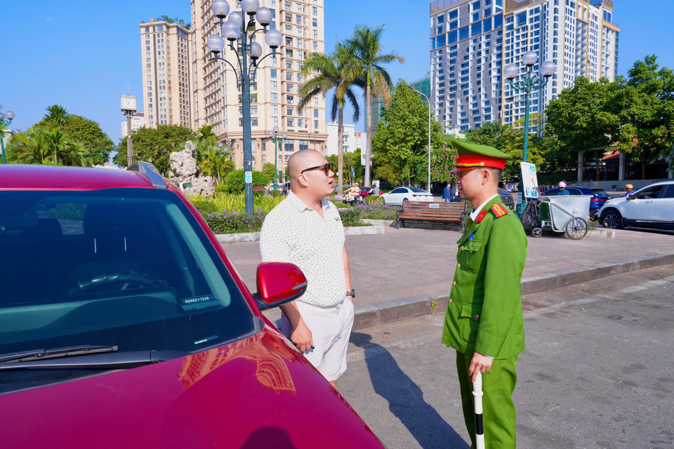 Lực lượng chức năng kiểm tra, nhắc nhở một trường hợp dừng đỗ phương tiện sai quy định g&acirc;y cản trở giao th&ocirc;ng.