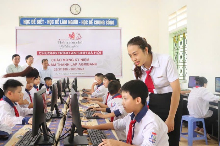 Agribank trao tặng m&aacute;y vi t&iacute;nh để b&agrave;n cho học sinh trong chương tr&igrave;nh "Th&ecirc;m con chữ, bớt đ&oacute;i ngh&egrave;o".