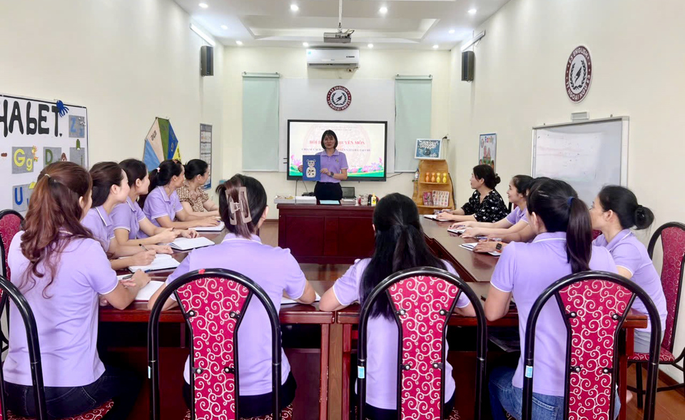 C&ocirc; gi&aacute;o Nguyễn Thị Nga chia sẻ kinh nghiệm chuy&ecirc;n m&ocirc;n. Ảnh: Hồng Nhung