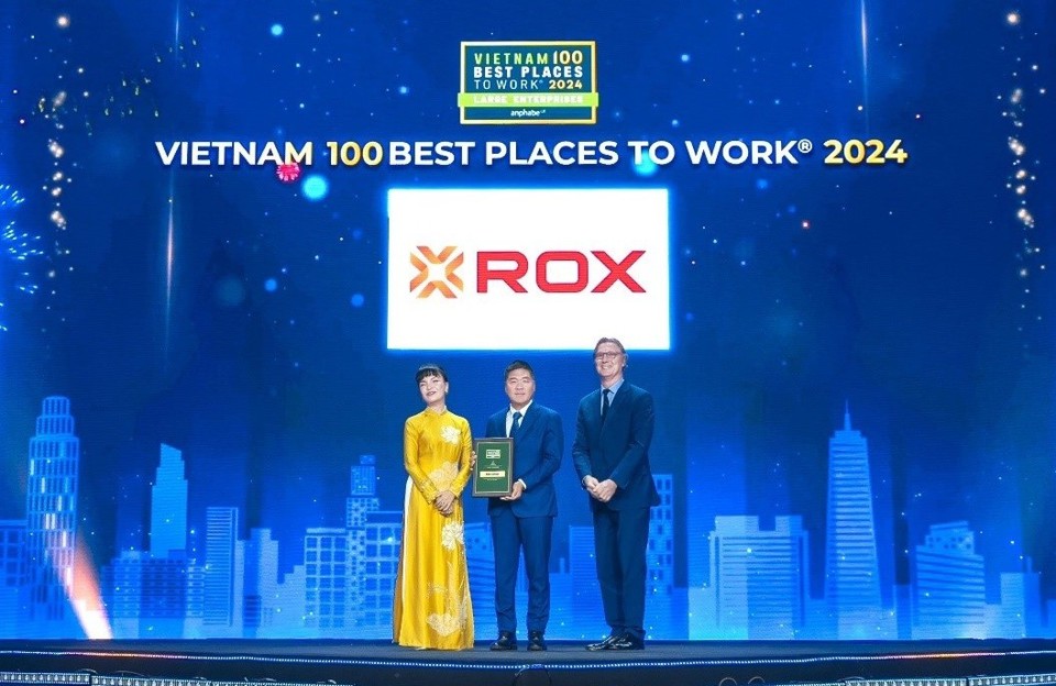 ROX Group nhận chứng nhận Top 100 Nơi l&agrave;m việc tốt nhất Việt Nam. Ảnh: TNG