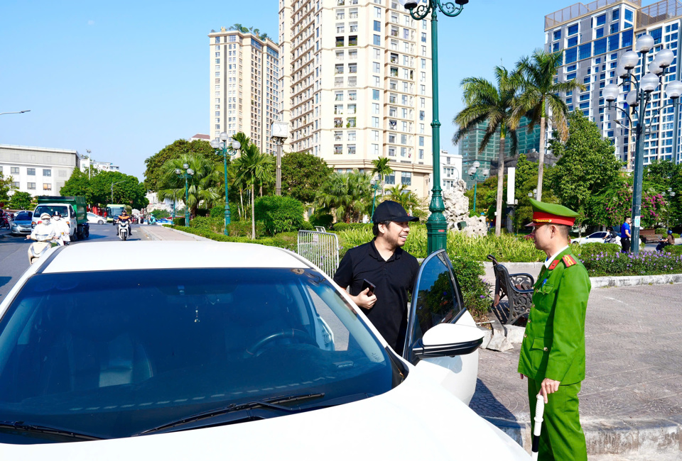 C&ocirc;ng an quận T&acirc;y Hồ kiểm tra một trường hợp dừng đỗ phương tiện sai quy định quanh hồ T&acirc;y.