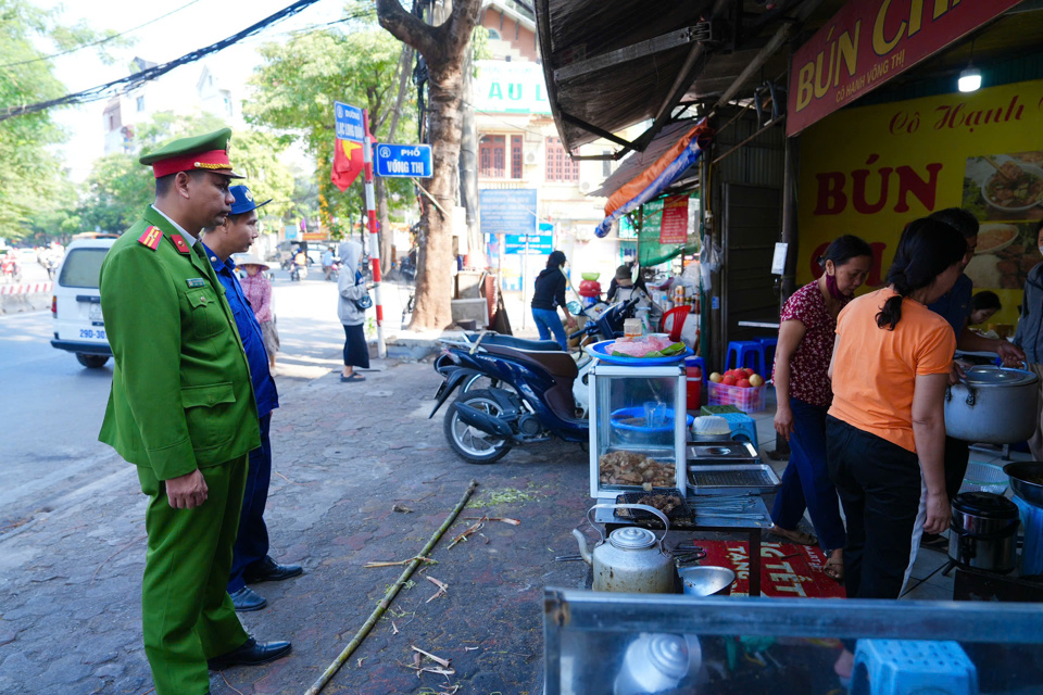 Lực lượng chức năng nhắc nhở c&aacute;c hộ kinh doanh kh&ocirc;ng lấn chiếm l&ograve;ng đường, vỉa h&egrave; l&agrave;m nơi kinh doanh.