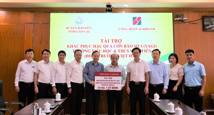 &Ocirc;ng Phạm Hồ Bắc, Ph&oacute; Chủ tịch Thường trực C&ocirc;ng đo&agrave;n Agribank trong chương tr&igrave;nh hỗ trợ ng&agrave;nh gi&aacute;o dục tỉnh L&agrave;o Cai khắc phục hậu quả cơn b&atilde;o số 3.