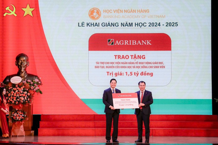 &Ocirc;ng Đo&agrave;n Ngọc Lưu - Ph&oacute; Tổng Gi&aacute;m đốc Agribank trao tặng t&agrave;i trợ Học viện Ng&acirc;n h&agrave;ng về hoạt động gi&aacute;o dục, đ&agrave;o tạo, nghi&ecirc;n cứu khoa học v&agrave; học bổng cho sinh vi&ecirc;n.