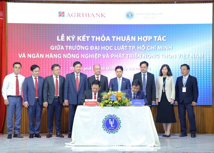 &Ocirc;ng Ho&agrave;ng Minh Ngọc - Ph&oacute; Tổng Gi&aacute;m đốc Agribank k&yacute; kết thỏa thuận hợp t&aacute;c với Trường Đại học Luật Th&agrave;nh phố Hồ Ch&iacute; Minh.