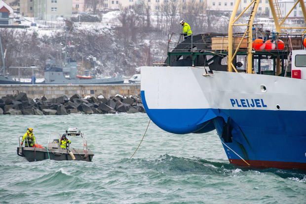 Một sợi c&aacute;p quang đang được một t&agrave;u rải c&aacute;p k&eacute;o v&agrave;o bờ ở Biển Baltic, tại Sassnitz, Đức, ng&agrave;y 29/11/2023. Ảnh: Cbsnew