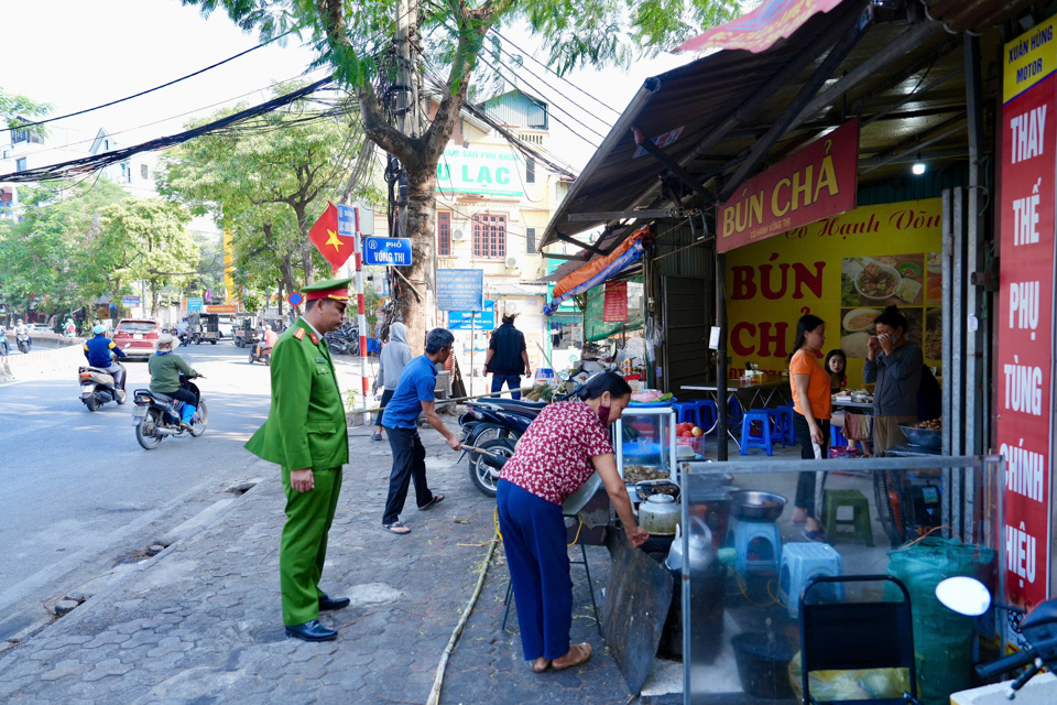 C&aacute;c trường hợp lấn chiếm l&ograve;ng đường, vỉa h&egrave; l&agrave;m nơi kinh doanh được c&aacute;c lực lượng chức năng kiểm tra, xử l&yacute;.