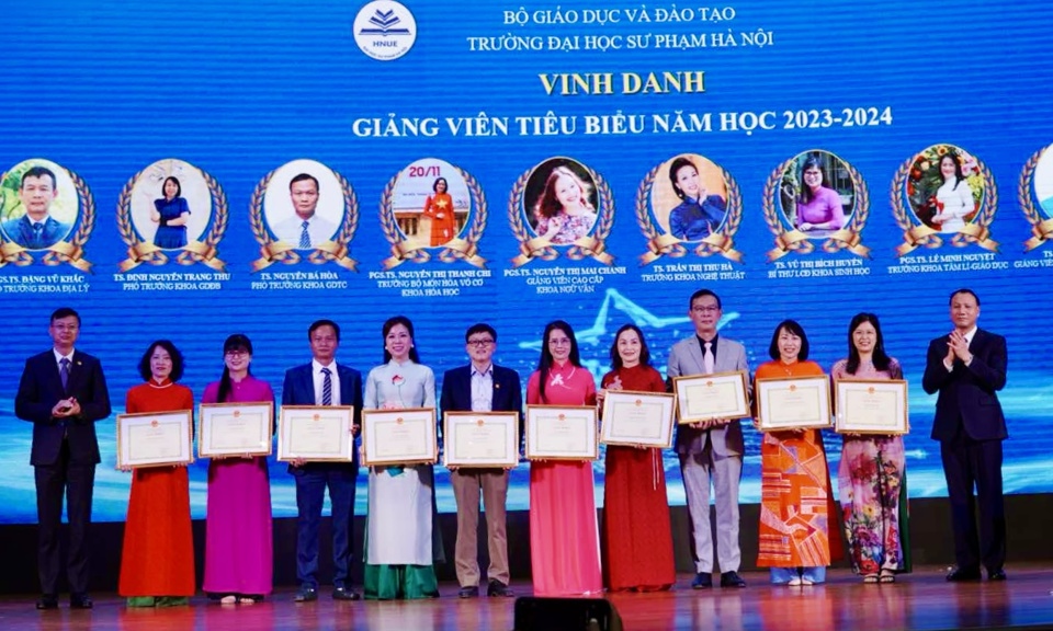 PGS.TS Nguyễn Văn Hiền - Chủ tịch Hội đồng Trường Đại học Sư phạm Hà Nội, PGS.TS Nguyễn Đức Sơn - Hiệu trưởng nhà trường trao khen Kỷ niệm chương Vì sự nghiệp giáo dục cho các nhà giáo.