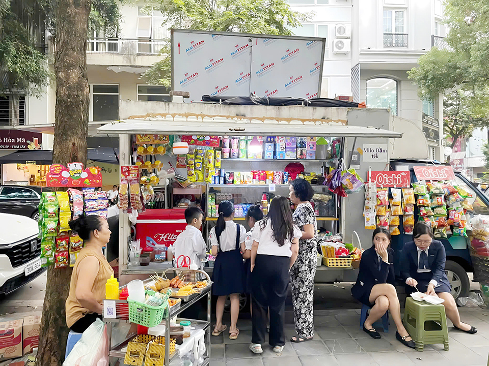 H&agrave;ng xe lưu động tại một cổng trường tiểu học tr&ecirc;n địa b&agrave;n H&agrave; Nội sau giờ tan trường.&nbsp;