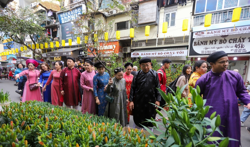 &Aacute;o d&agrave;i cổ phục, hoa đ&agrave;o, kh&ocirc;ng kh&iacute; xưa cũ... tất cả c&ugrave;ng tạo ra một h&igrave;nh ảnh đẹp về một c&aacute;i Tết đậm chất H&agrave; Nội xưa.