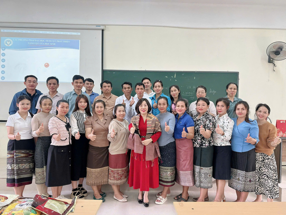 PGS.TS Nguyễn Phương Li&ecirc;n (đứng giữa, &aacute;o đỏ) tham gia tập huấn cho gi&aacute;o vi&ecirc;n phổ th&ocirc;ng nước Cộng h&ograve;a d&acirc;n chủ nh&acirc;n d&acirc;n L&agrave;o.