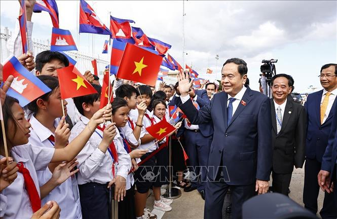 Lễ đ&oacute;n Chủ tịch Quốc hội Trần Thanh Mẫn tại s&acirc;n bay quốc tế Pochentong, thủ đ&ocirc; Phnom Penh. Ảnh: Do&atilde;n Tấn/TTXVN