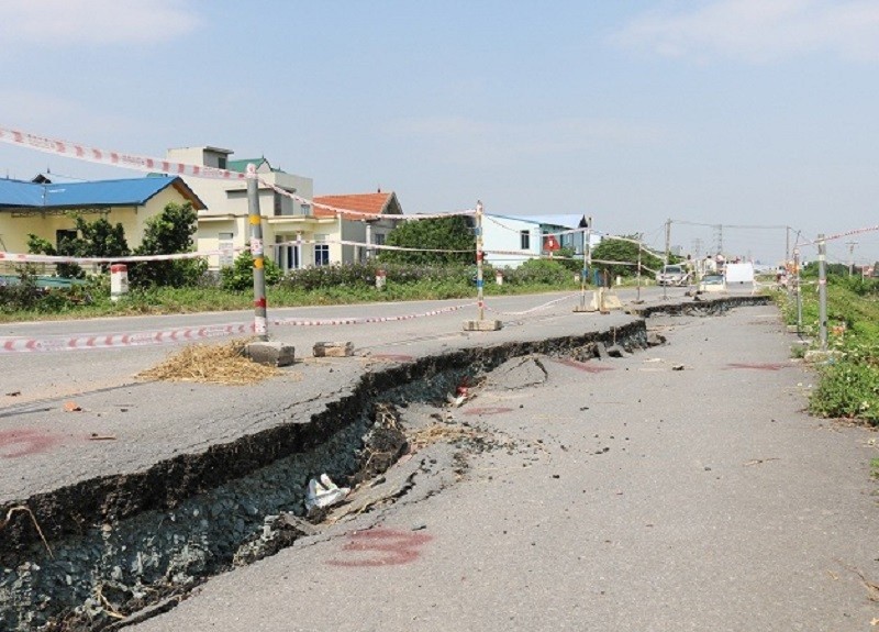 &nbsp;Đ&ecirc; hữu đ&aacute;y bị sạt nở. Ảnh: Phương Nga.