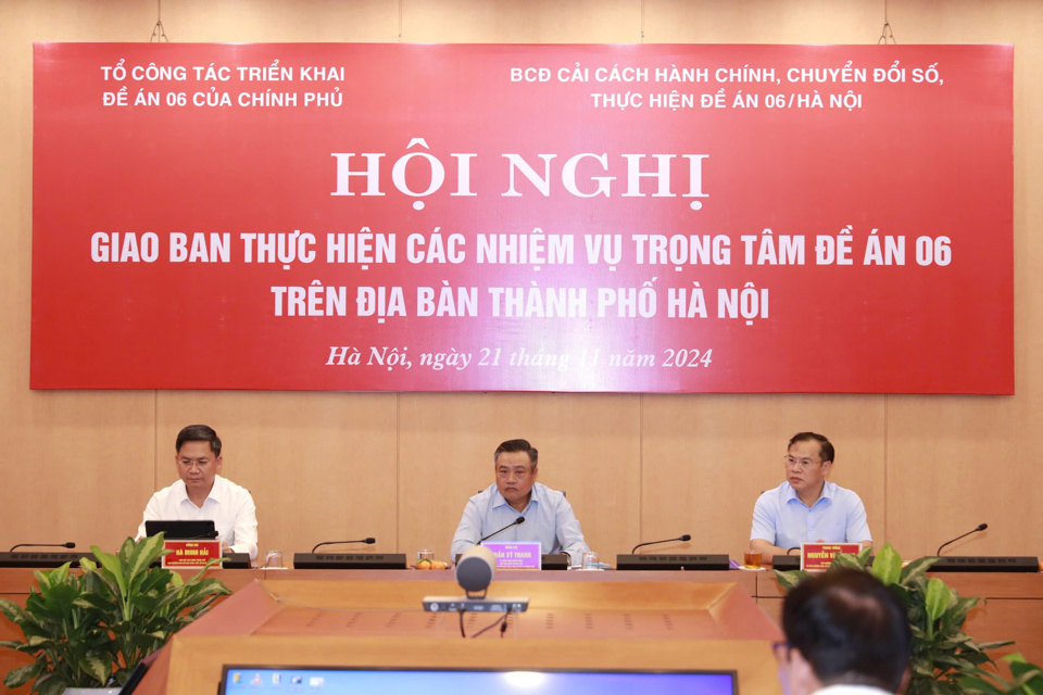 Các đại biểu chủ trì hội nghị. 