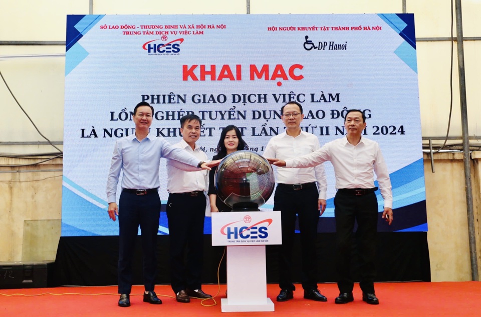 C&aacute;c đại biểu nhấn chu&ocirc;ng khai mạc Phi&ecirc;n giao dịch việc l&agrave;m lồng gh&eacute;p tuyển dụng lao động l&agrave; người khuyết tật lần thứ II năm 2024.