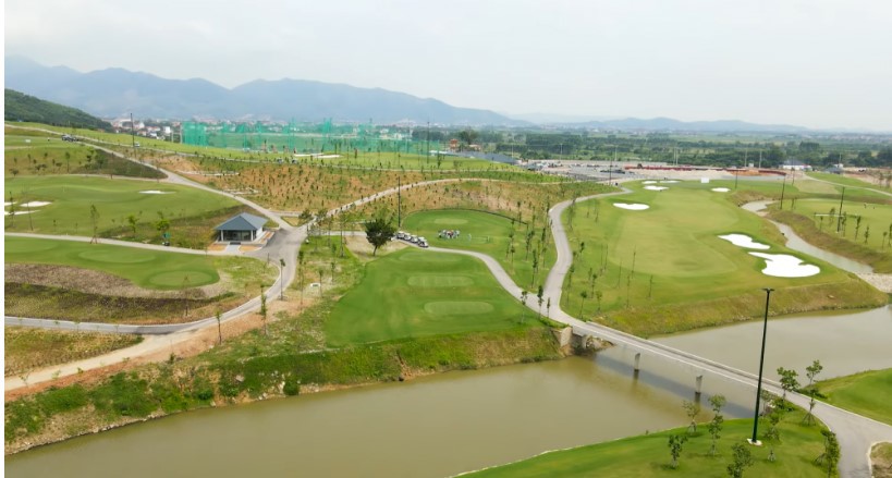 S&acirc;n golf Lục Nam.