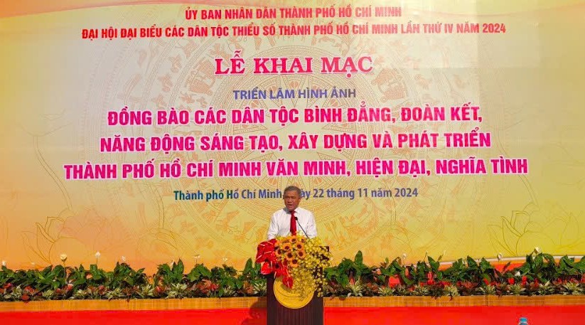 Trưởng Ban D&acirc;n tộc TP Hồ Ch&iacute; Minh Huỳnh Văn Hồng Ngọc ph&aacute;t biểu khai mạc triển l&atilde;m.