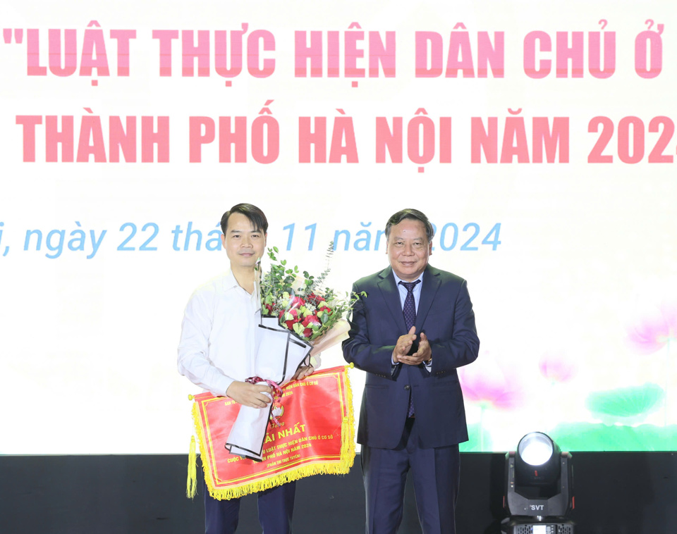 Ph&oacute; B&iacute; thư Thường trực Th&agrave;nh ủy H&agrave; Nội Nguyễn Văn Phong trao giải Nhất phần thi trực tuyến cho đội huyện Quốc Oai