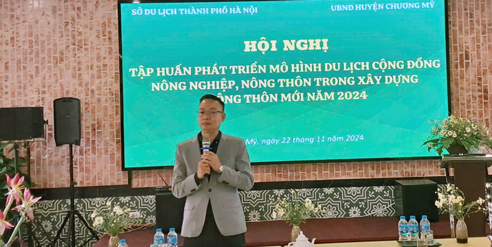 Trưởng khoa Du lịch&nbsp; (Trường Đại học C&ocirc;ng nghệ Đ&ocirc;ng &Aacute;) Nguyễn Đức Thắng tập huấn ph&aacute;t triển m&ocirc; h&igrave;nh du lịch cộng đồng n&ocirc;ng nghiệp, n&ocirc;ng th&ocirc;n cho người d&acirc;n huyện Chương Mỹ. Ảnh: Ho&agrave;i Nam