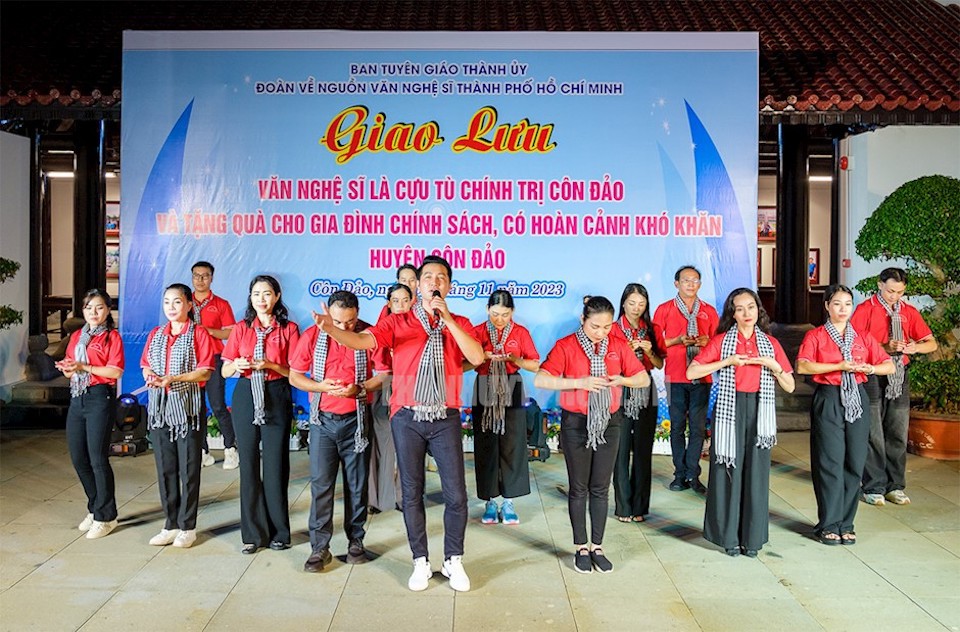 Văn nghệ sĩ TP Hồ Ch&iacute; Minh giao lưu với văn nghệ sĩ l&agrave; cựu t&ugrave; ch&iacute;nh trị C&ocirc;n Đảo trong H&agrave;nh tr&igrave;nh về nguồn &ldquo;Côn Đảo - Vùng đất thiêng li&ecirc;ng của Tổ quốc&rdquo; năm 2023, do Ban Tuy&ecirc;n gi&aacute;o Th&agrave;nh ủy TP Hồ Ch&iacute; Minh tổ chức