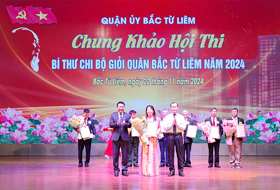 Ph&oacute; B&iacute; thư Thường trực Quận ủy Bắc Từ Li&ecirc;m Nguyễn Tiến Th&agrave;nh&nbsp;trao giải Nhất cho th&iacute; sinh L&ecirc; Huyền Trang - B&iacute; thư Chi bộ Tổ chức h&agrave;nh ch&iacute;nh, Đảng bộ Trường Trung cấp nghề Giao th&ocirc;ng c&ocirc;ng ch&iacute;nh H&agrave; Nội.