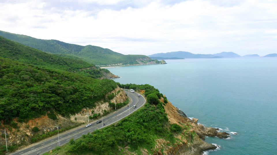 Một đoạn đường đ&egrave;o C&ugrave; Hin kết nối s&acirc;n bay Cam Ranh v&agrave; TP Nha Trang. Ảnh: Trung Nh&acirc;n.