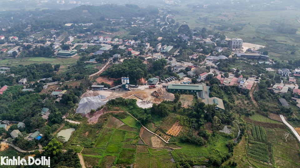 Trạm trộn b&ecirc; t&ocirc;ng hoạt động ng&agrave;y đ&ecirc;m tr&ecirc;n địa b&agrave;n x&atilde; Ba Trại (huyện Ba V&igrave;, H&agrave; Nội).&nbsp;