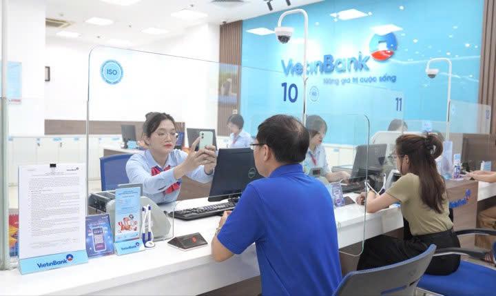 C&aacute;n bộ VietinBank hướng dẫn kh&aacute;ch h&agrave;ng x&aacute;c thực sinh trắc học.