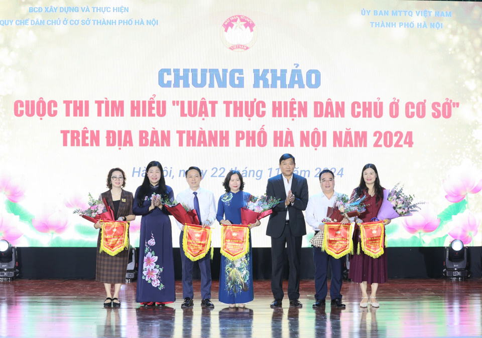 Chủ tịch Ủy ban Mặt trận Tổ quốc Việt Nam TP H&agrave; Nội Nguyễn Lan Hương v&agrave; Trưởng Ban D&acirc;n vận Th&agrave;nh ủy H&agrave; Nội Đỗ Anh Tuấn trao Cờ lưu niệm cho c&aacute;c đội thi tham gia Chung khảo