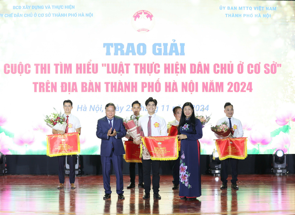 Ph&oacute; B&iacute; thư Thường trực Th&agrave;nh ủy H&agrave; Nội Nguyễn Văn Phong v&agrave;&nbsp;Chủ tịch Ủy ban Mặt trận Tổ quốc Việt Nam TP H&agrave; Nội Nguyễn Lan Hương trao giải Nhất phần thi S&acirc;n khấu h&oacute;a cho đội thi quận Đống Đa