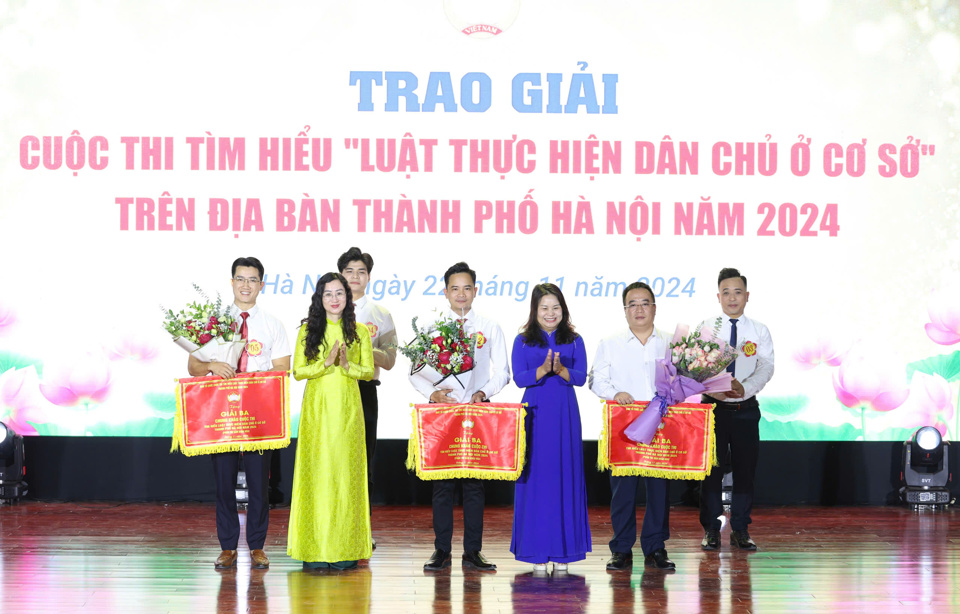 C&aacute;c đội thị x&atilde; Sơn T&acirc;y, quận Thanh Xu&acirc;n, huyện Ph&uacute; Xuy&ecirc;n được trao giải Ba phần thi S&acirc;n khấu h&oacute;a&nbsp;&nbsp;