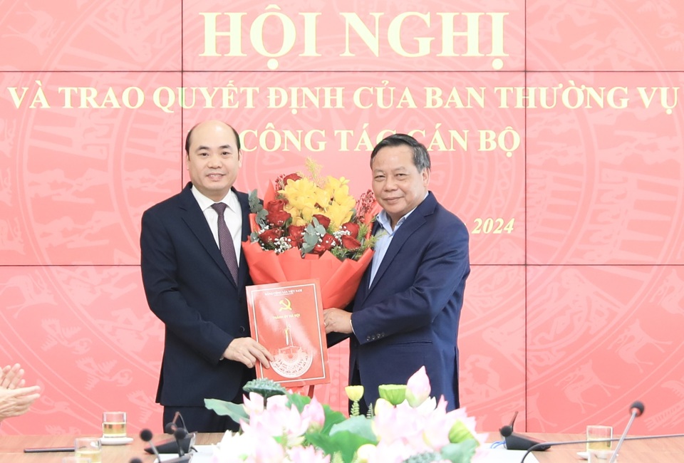 Ph&oacute; B&iacute; thư Thường trực Th&agrave;nh ủy Nguyễn Văn Phong trao quyết định cho&nbsp;&ocirc;ng Nguyễn Việt Phương.